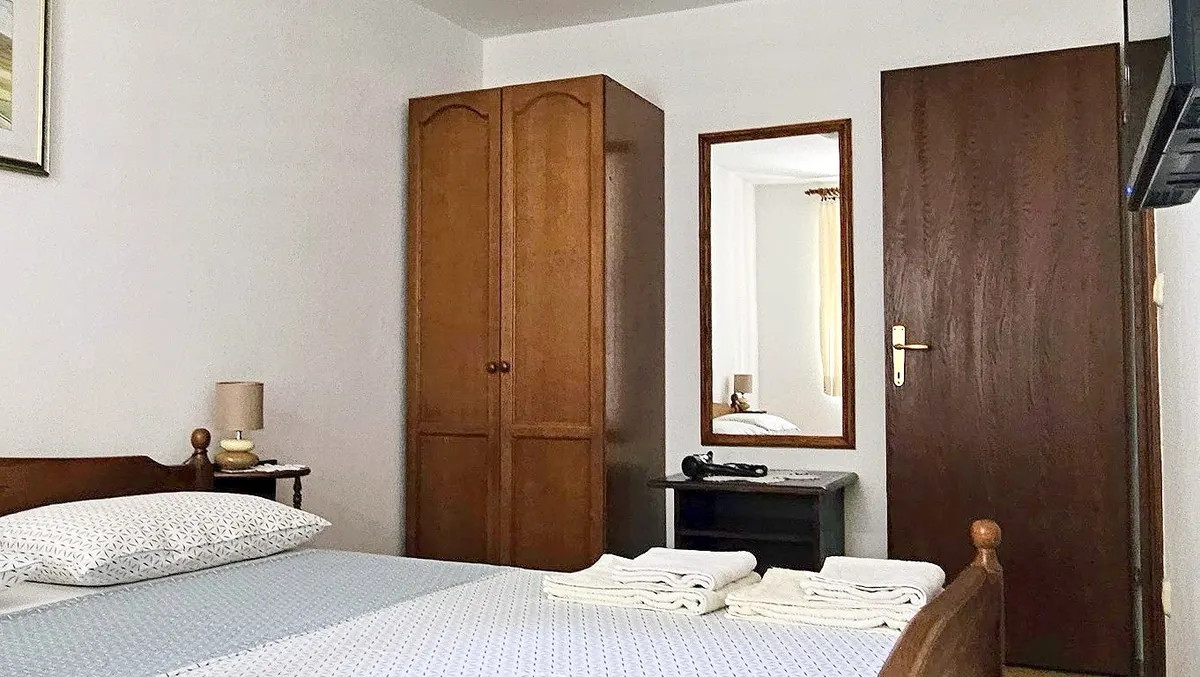 Schlafzimmer mit Kleiderschrank in der Unterkunft