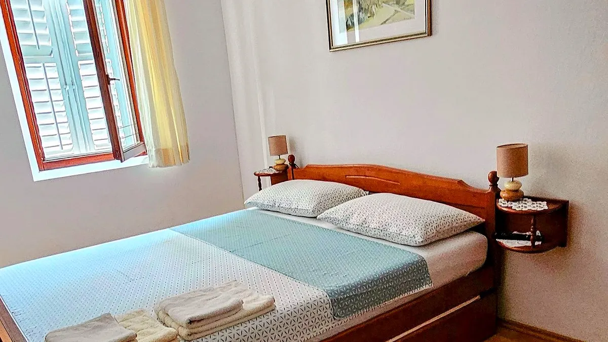 Schlafzimmer mit Doppelbett in der Unterkunft