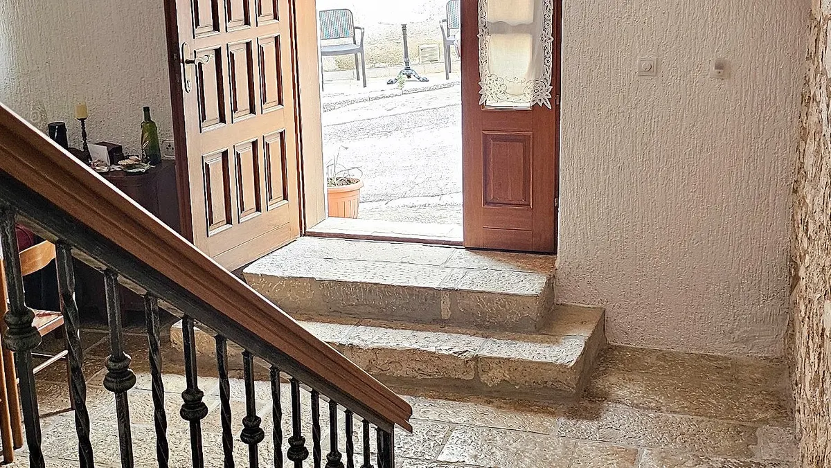Eingang und Steintreppe des Hauses