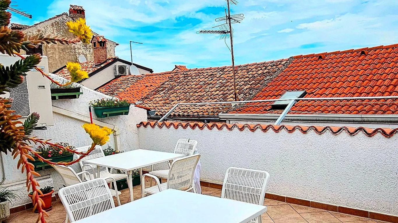 Gemeinsame Terrasse mit Tisch und Stühlen