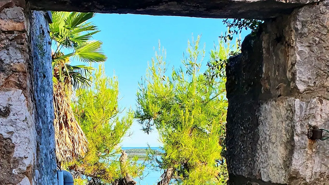 Meerblick durch einen Steinbogen