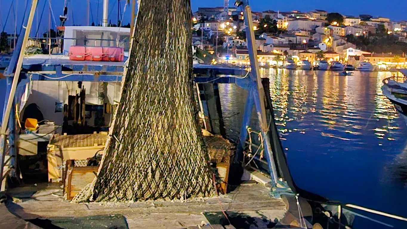Fischernetze im Hafen von Vrsar