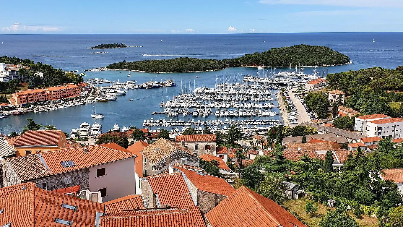 Luftaufnahme der Marina und Altstadt von Vrsar